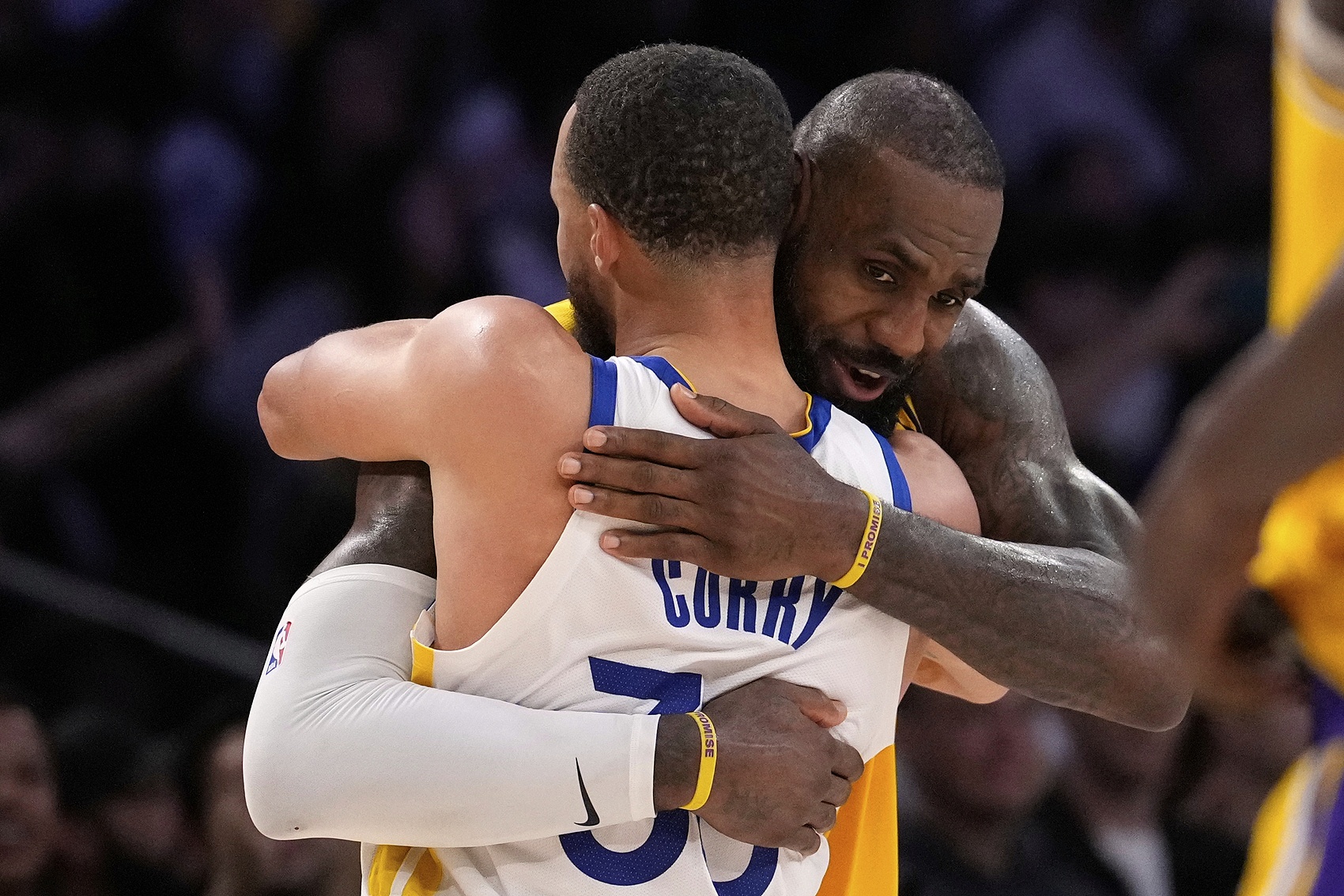 pp电子-NBA顶薪风云：加内特鲨鱼十年领跑，科比七连庄，库里九度称王，詹姆斯仅一次登顶