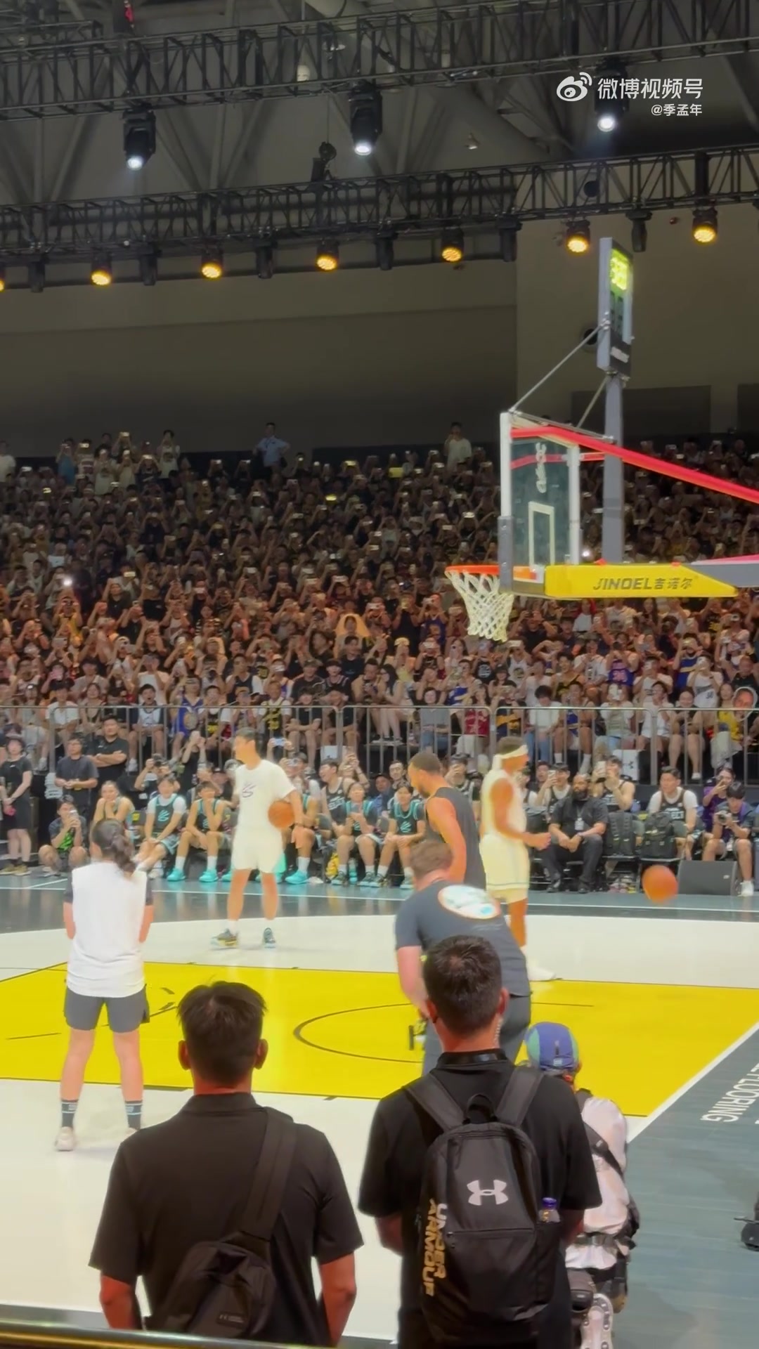 库里接应胞弟赛斯妙传 两度起跳终将篮球重扣入筐