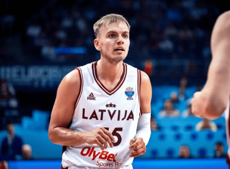 pp电子-拉脱维亚球员扎加尔斯半场6中2，三分3中2得到6分1篮板4助攻