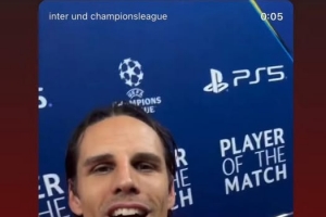 pp电子官网-喊妈了比塞克晒索默手捧MVP奖杯照：感谢这一切的母亲